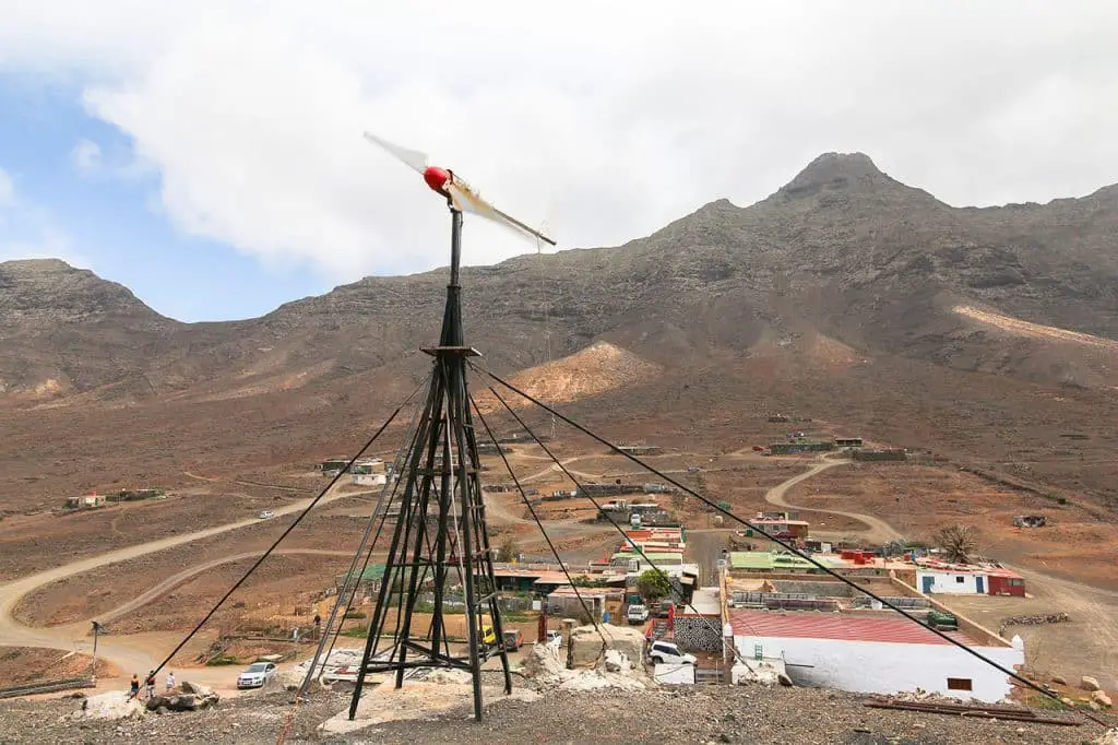 Fuerteventura Cofete Windrad mit Aussicht auf Ort