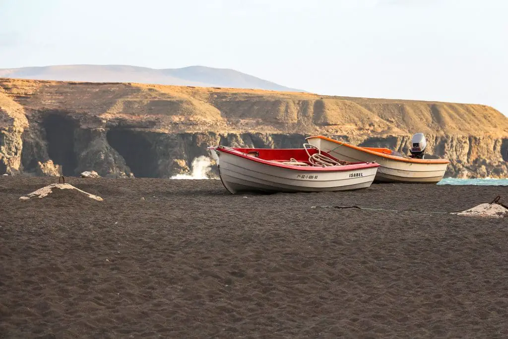 Fuerteventura schwarzer Strand mit Booten