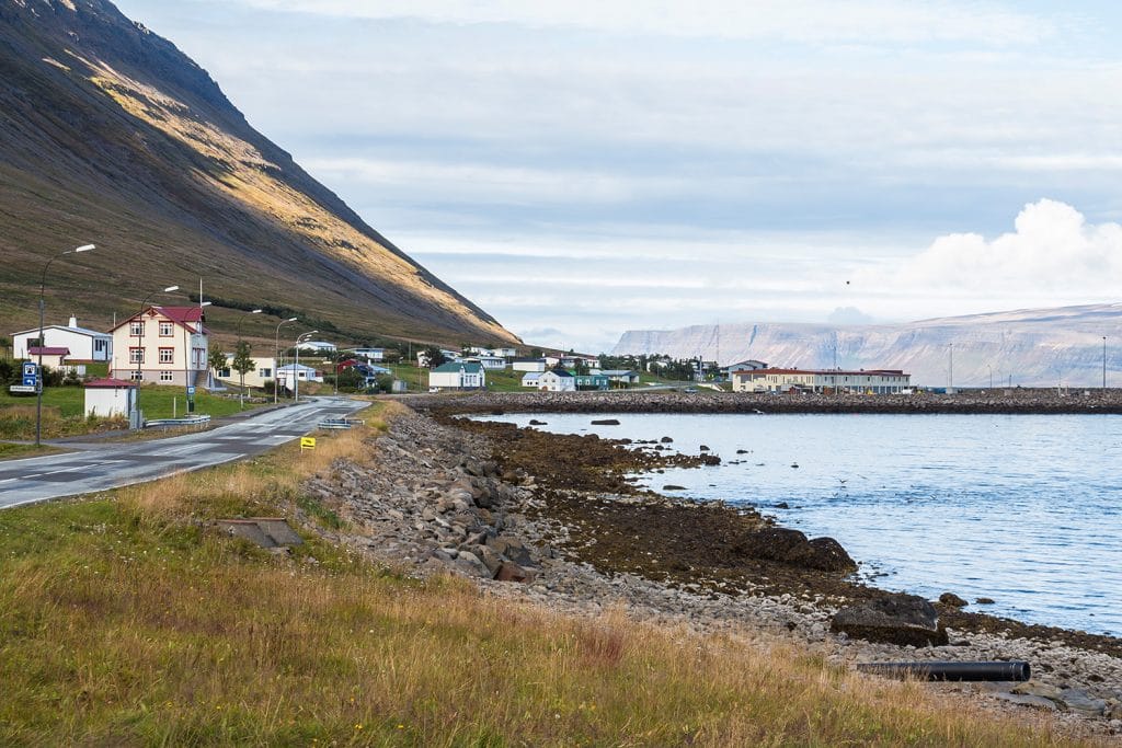 Das kleine Dorf Súðavík, Westfjorde Island
