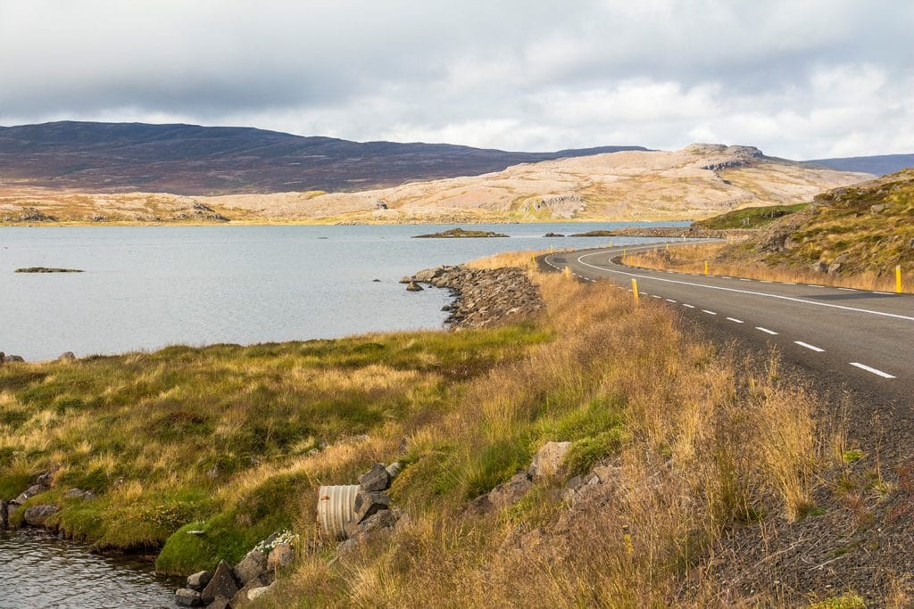 Einsame Straße am Fjord, Westfjorde Island Einsame Straße am Fjord, Westfjorde Island