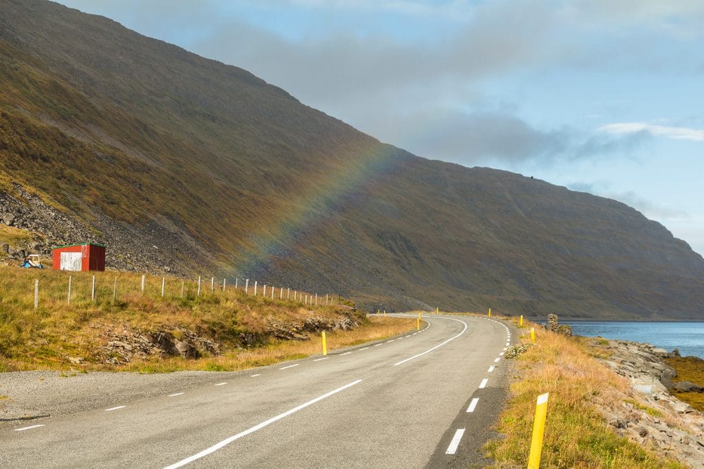 Regenbogen bei Fjord in Island, Westfjorde
