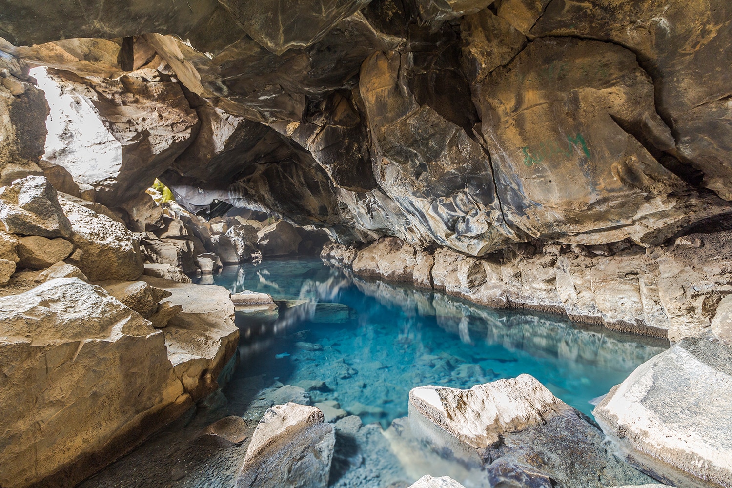 Höhle mit heißer Quelle in Myvatn Region